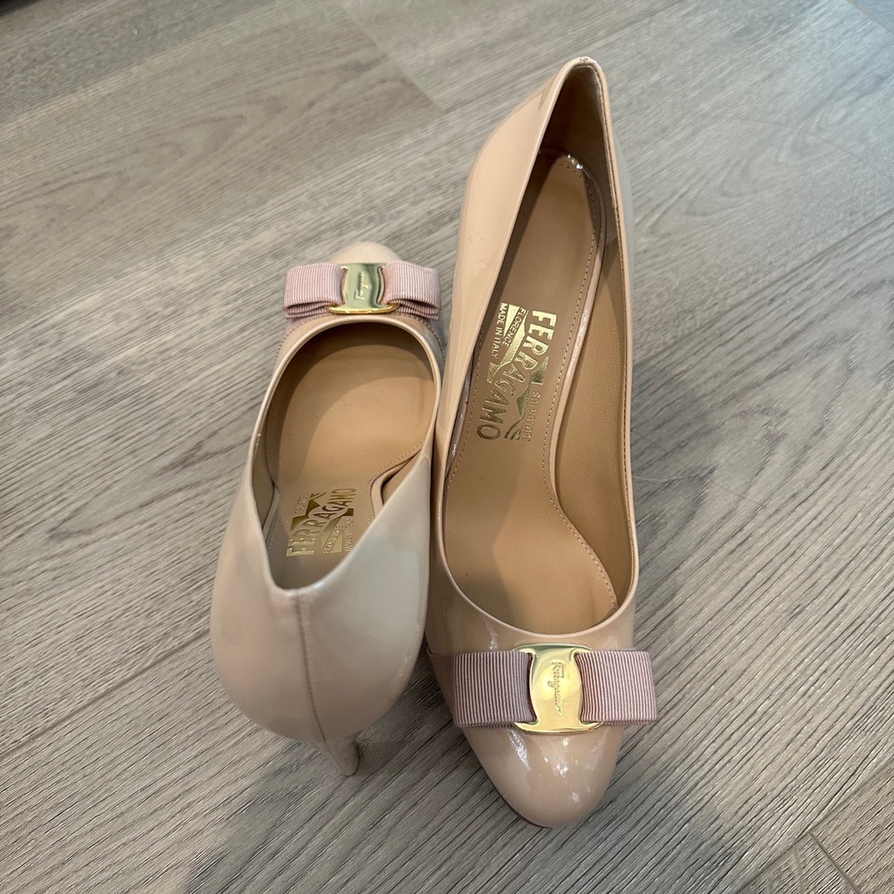 NEW Salvatore Ferragamo Vara Heels